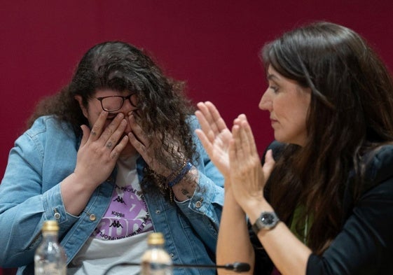 Fátima Ofkir y su abogada y directora ejecutiva del despacho Vosseler, Mònica Santiago, durante la rueda de prensa celebrada en Barcelona.