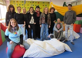Miembros de la asociación DebaTea con responsables de Arizmendi y alcaldesa en el espacio de Uribarri.