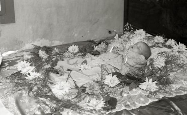 Fotografía de un bebé muerto en el velatorio.