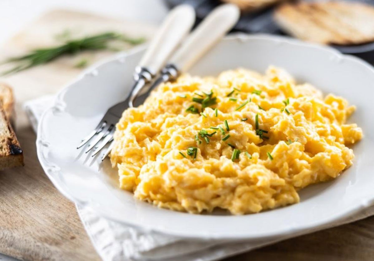 ¿Sabes cómo preparar huevos revueltos en el microondas?