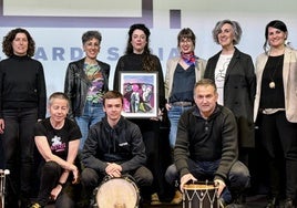 Alaine Agirre tras recibir el premio junto a quienes han formado parte del jurado, la escritora Idoia Gartzes, la concejala Irune Urbieta, la presentadora Itziar Zubia y los músicos, en la foto de familia final.