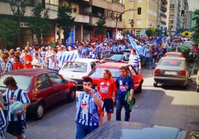 Jagoba, como camiseta azul, entre los 9.500 aficionados txuri-urdin que se desplazaron a Vigo en 2003