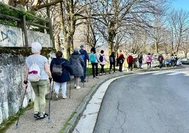 Un grupo de mayores inicia su recorrido durante una salida de marcha nórdica del servicio Plus 55 del Ayuntamiento de Donostia.