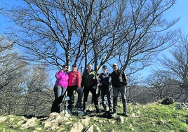 Los legazpiarras Mari Carmen, Patxi, Carlos, Teresa y Fernando subieron el martes a la cima de Alleko