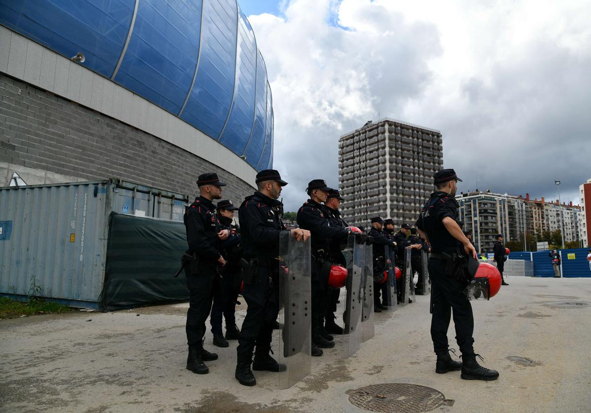 Agentes de la Ertzaintza, en el estadio de Anoeta.