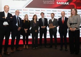 Los representantes de El Diario Vasco, con el premio de la Cámara.