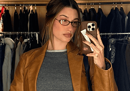 Hailey Bieber pone en tendencia las gafas ovaladas