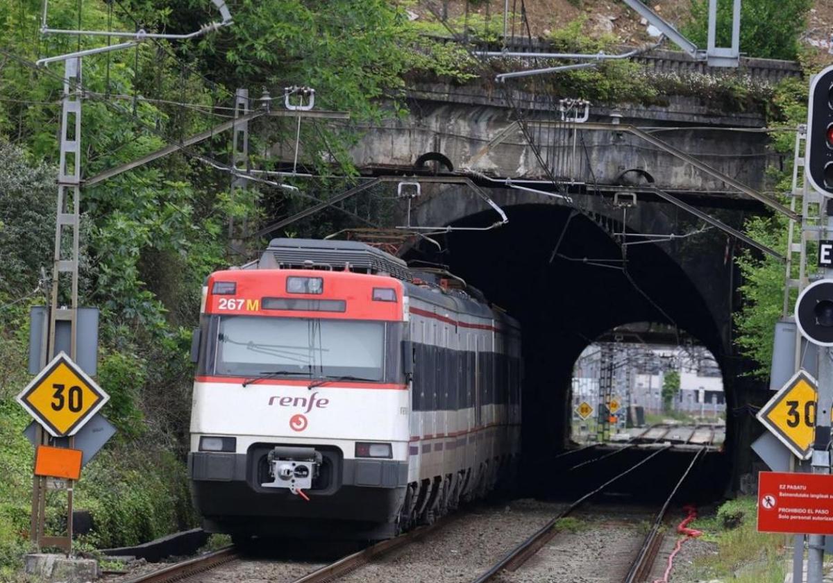 Un tren de Cercanías de Renfe pasa por el túnel de Loiola, en Donostia, que Adif debe ampliar para adaptarlo al TAV.