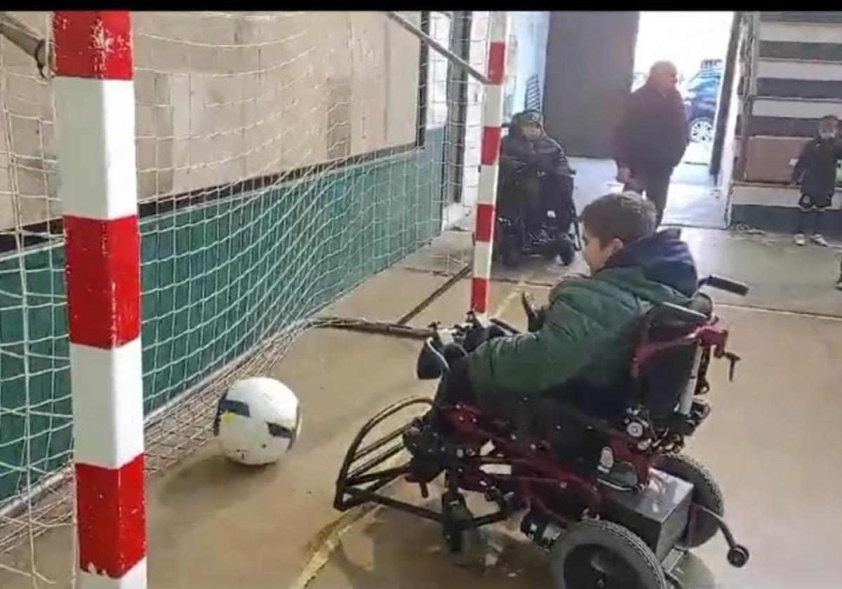 Primer encuentro de powerchair football hoy en el polideportivo