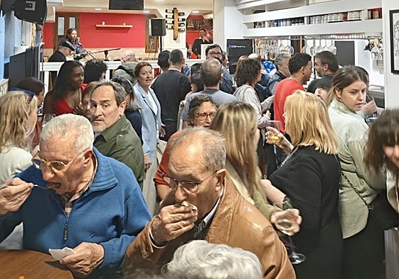Fiesta de inauguración del nuevo Irrintzi Berri Taberna en Errenteria.