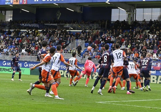 Magunagoitia marca el tanto del empate para el Eibar en la prolongación del partido.