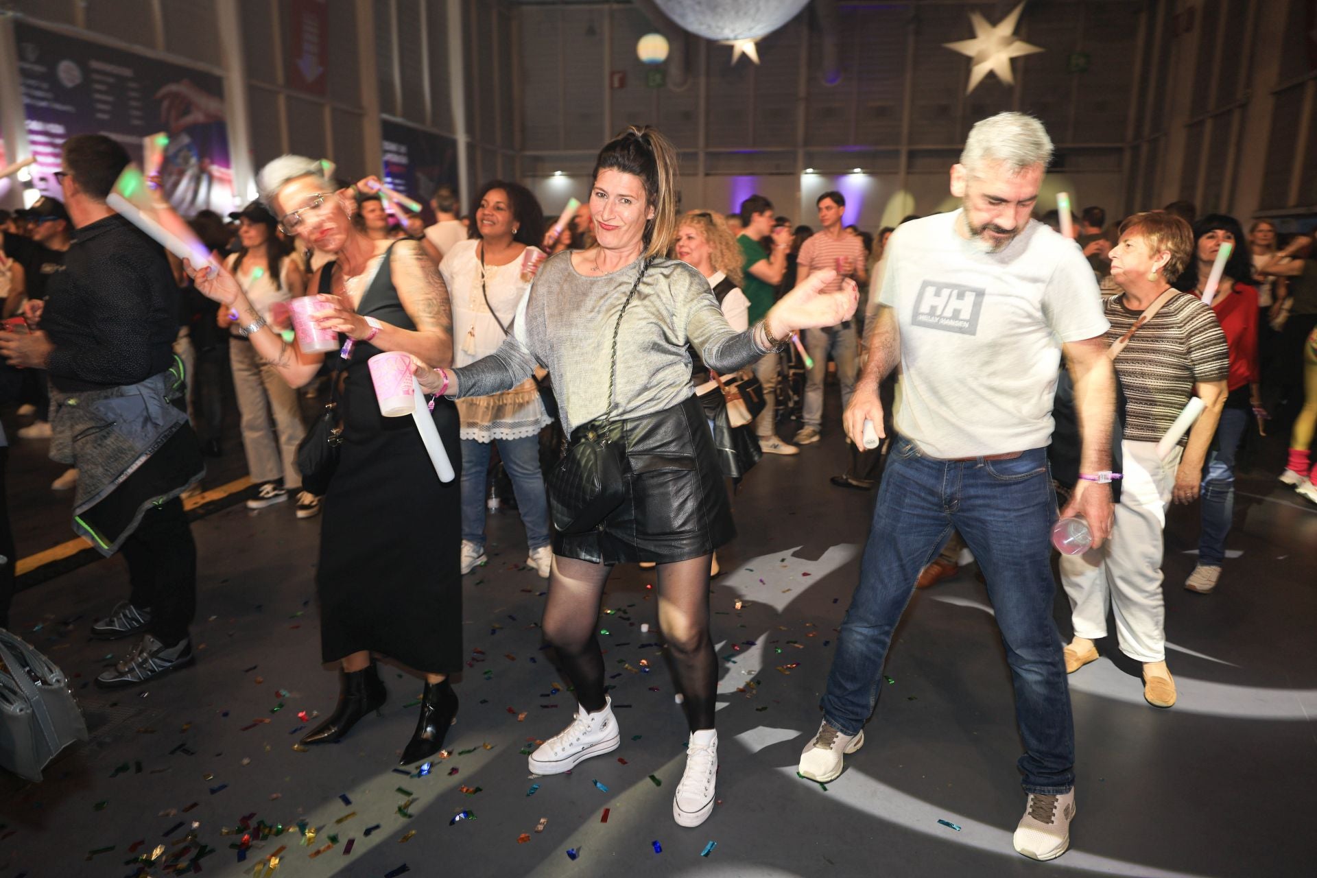 Miles de irundarras reviven los años 80 y 90 en la fiesta Flashback