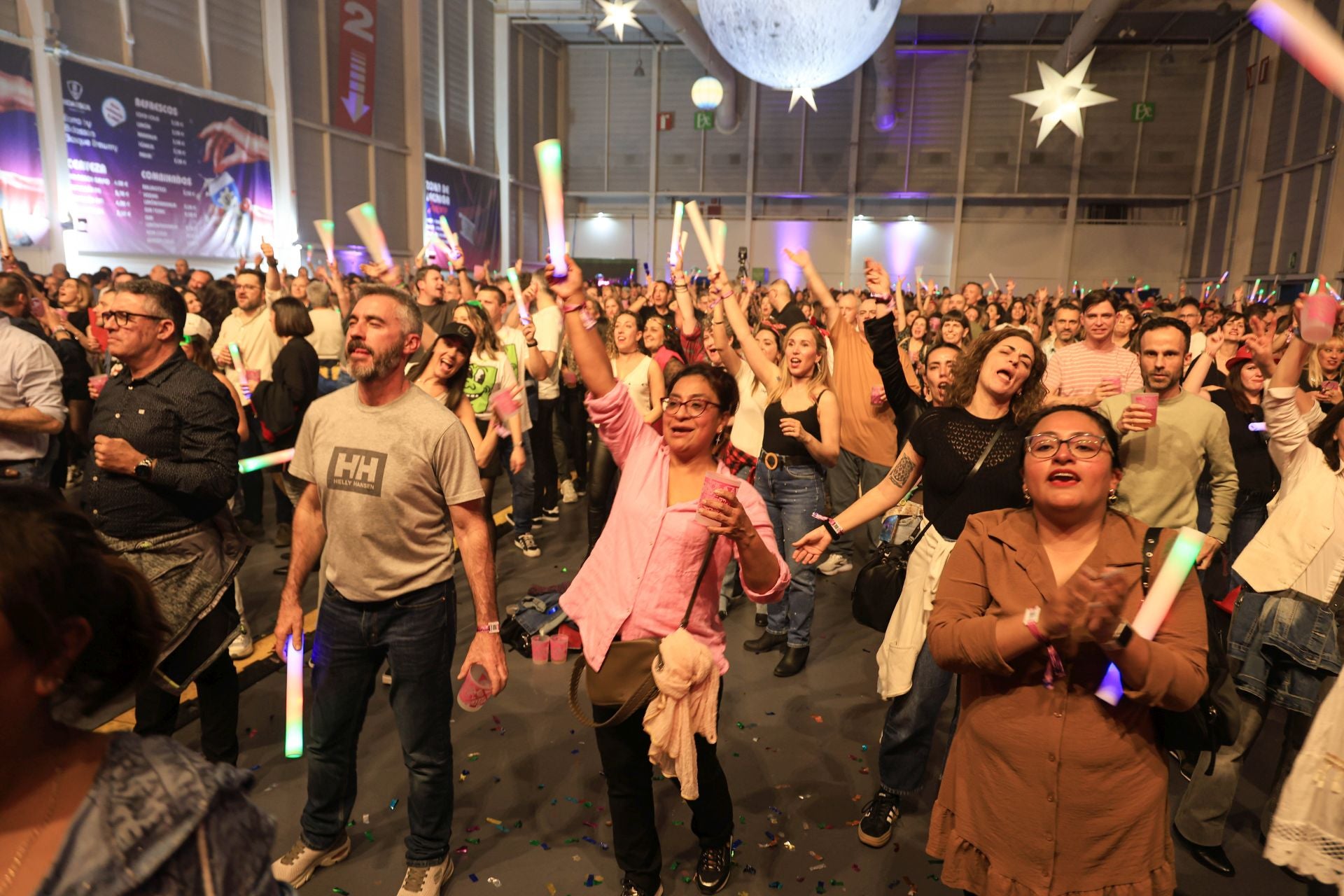 Miles de irundarras reviven los años 80 y 90 en la fiesta Flashback