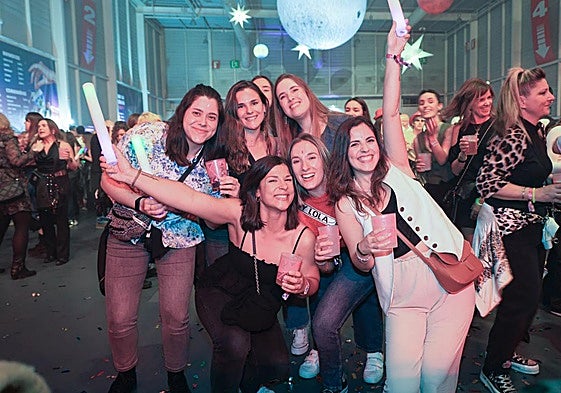 Miles de irundarras reviven los años 80 y 90 en la fiesta Flashback