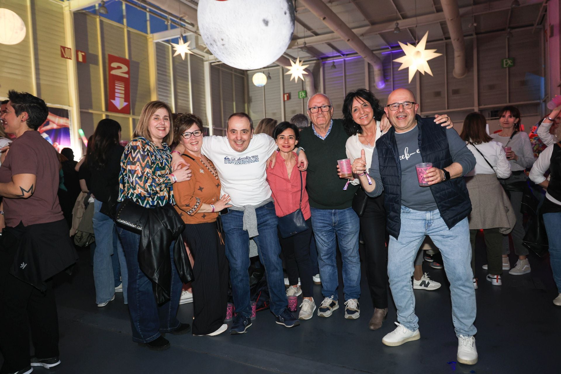 Miles de irundarras reviven los años 80 y 90 en la fiesta Flashback