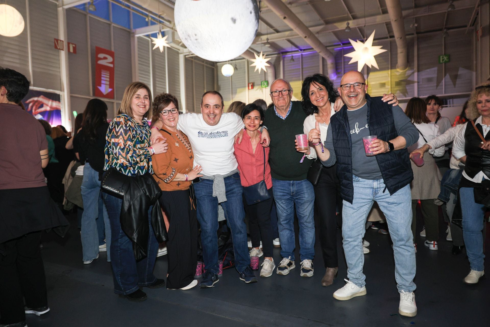 Miles de irundarras reviven los años 80 y 90 en la fiesta Flashback