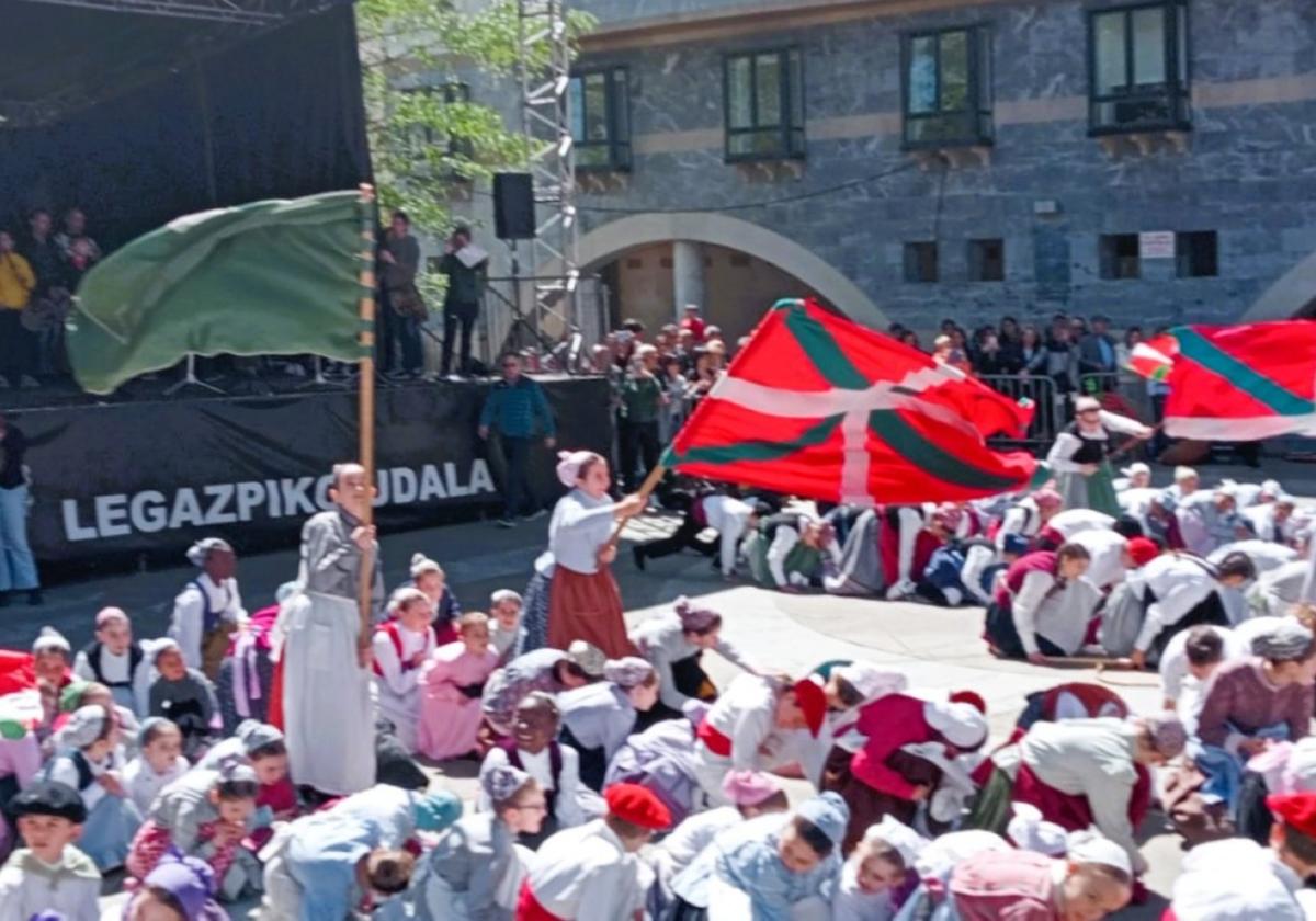 La jornada 'Haurrak oin puntetan' llena este domingo de dantzaris txikis Legazpi