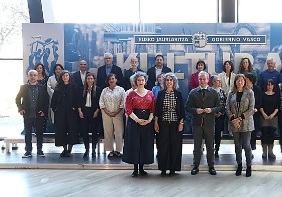 Ibone Bengoetxea, con los miembros del Consejo Vasco de la Cultura, en Getaria.
