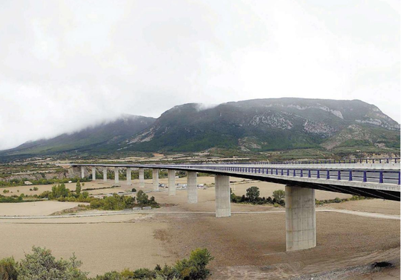 Viaducto de la Autovía A-21 que salva el río Esca junto a Sigües