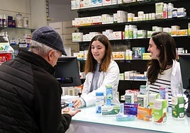 Un hombre comprando medicamentos contra la gripe.