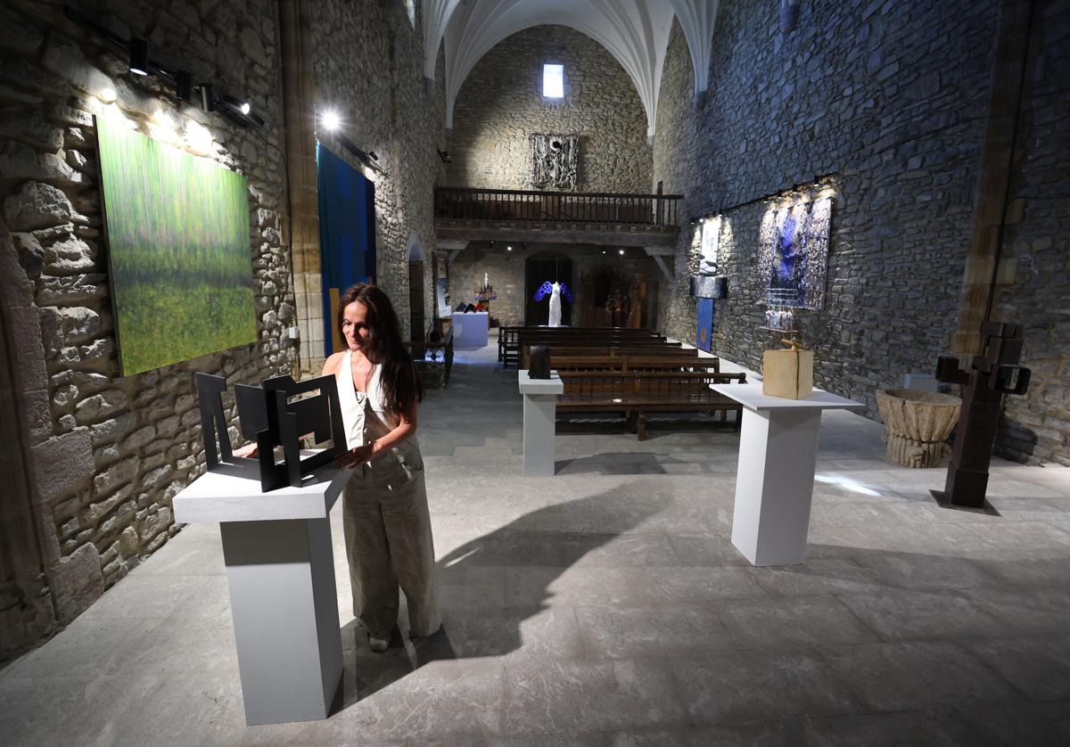 Elena Arrese, comisaria de la exposición, entre las obras en el interior de la iglesia Salvador de Altzo.