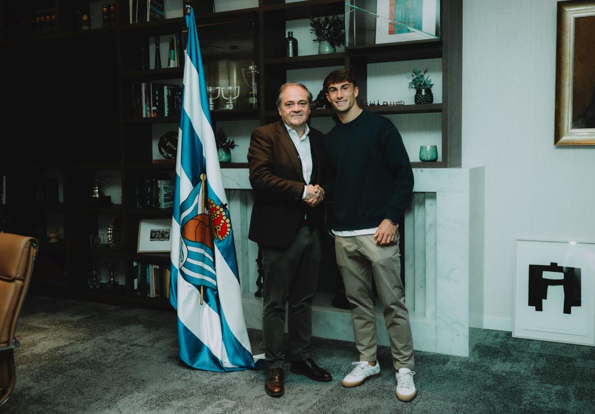 Mikel Goti estrecha la mano de Jokin Aperribay