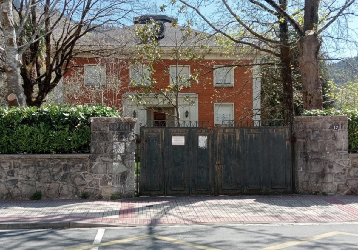 Aparcamiento para aligerar la aglomeración de coches en la entrada y salida escolar a Haztegi