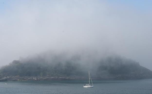 Al igual que ayer la isla de Santa Clara ha quedado envuelta en la niebla este miércoles por la mañana.