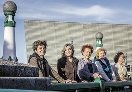 Pilares. Cinco mujeres que representan algunos de los proyectos familiares que componen el heterogéneo sector gastronómico guipuzcoano. De izquierda a derecha: Maider Larrañaga, Lourdes Rekondo, Amaia Ortuzar, María Antonia Pazos y María Otaegui.