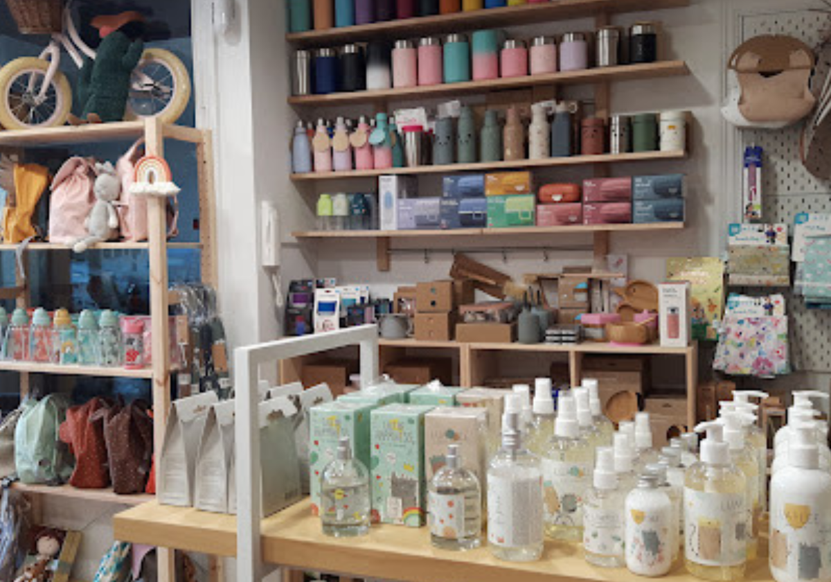 La tienda de Irun de productos infantiles que cierra: «Nos da pena dejar este vacío»