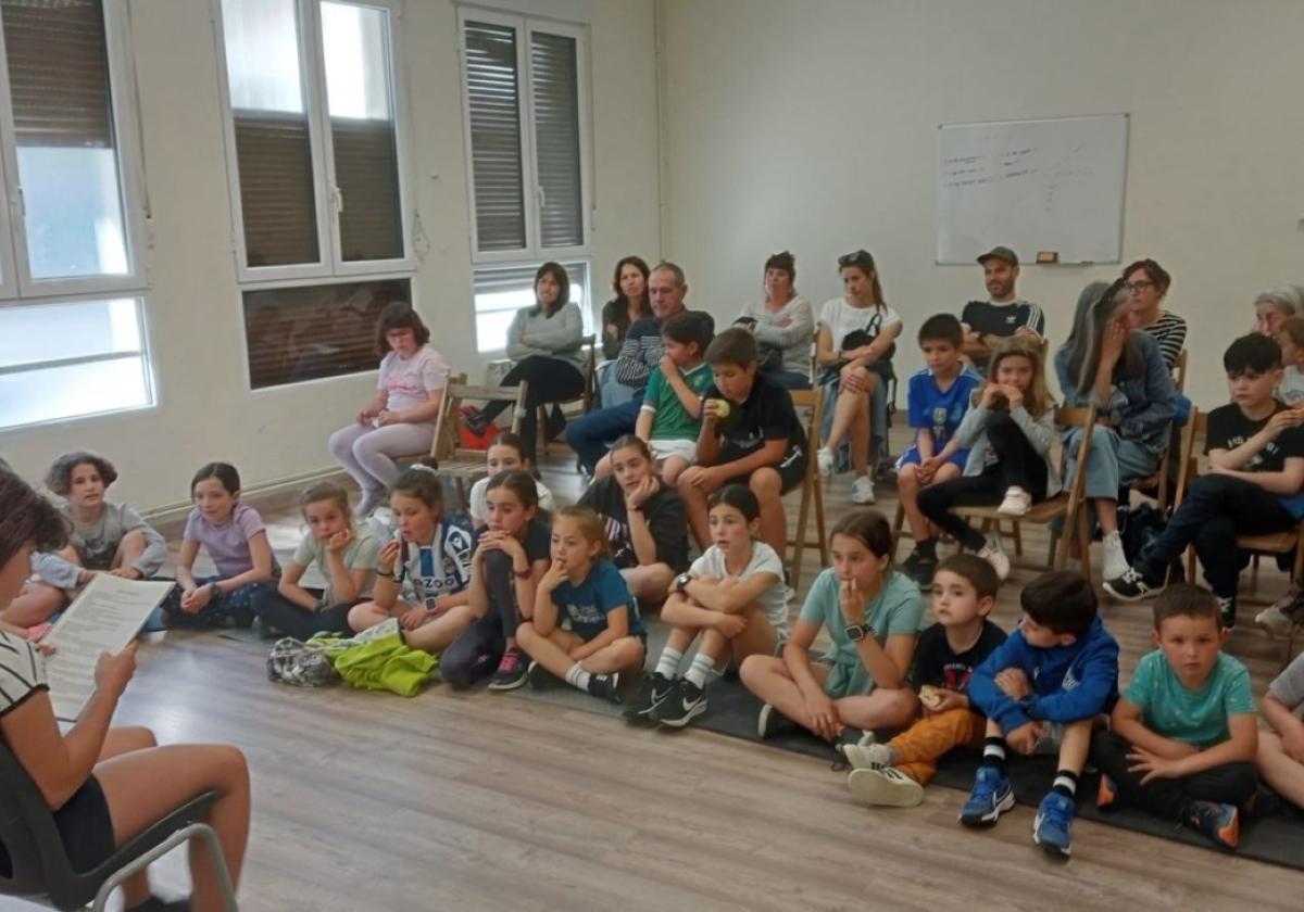 Ipuinen Katea izeneko irakurketa ekitaldia egin dute, Arroabeko VII. Ipuin Lehiaketaren baitan
