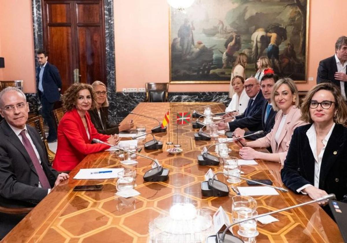 Euskadi acuerda con el Gobierno central aumentar en 2.000 millones su margen de endeudamiento