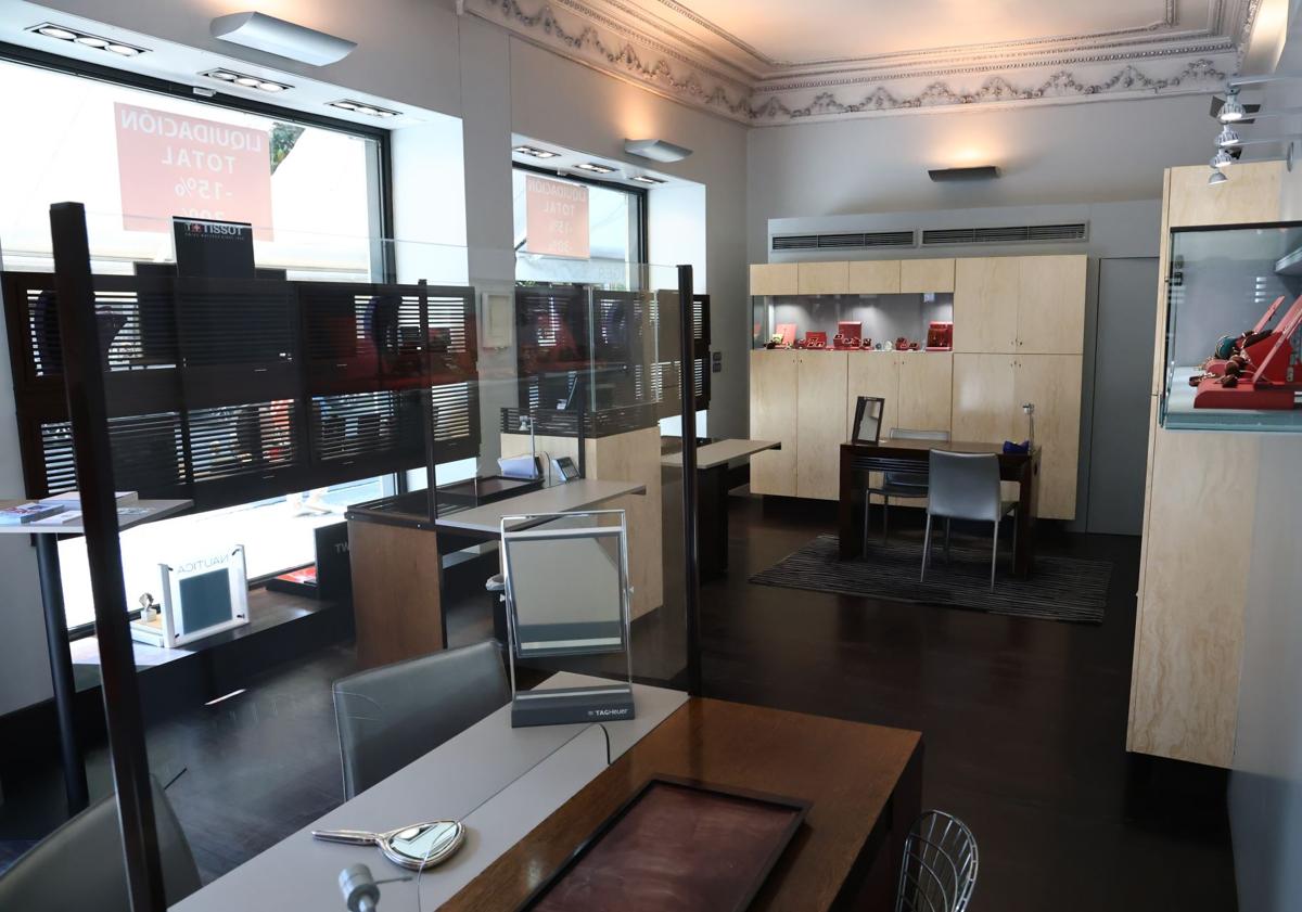 Imagen principal - Interior de la Relojería Internacional. Debajo, detalle del antiguo reloj que regulaba la activación de la sirena, hoy automatizada.