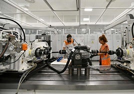 Especialistas de ingeniería de la empresa GKN.