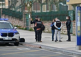 Agentes de la Ertzaintza en el lugar de una agresión cometida por una pandilla, en el barrio donostiarra de Egia.