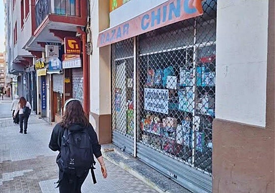 Liquidación por cierre de un bazar chino en Irun.