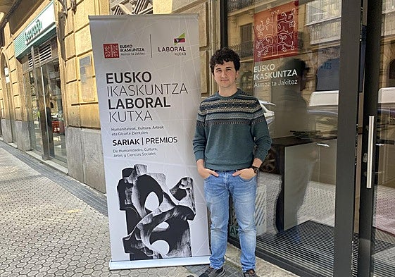 Jon Esnaola Agirre, Eusko Ikaskuntzaren Donostiako bulego atarian.