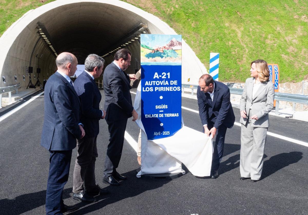 Inauguran el tramo Sigüés-Tiermas que evita pasar por Yesa entre Gipuzkoa y Jaca