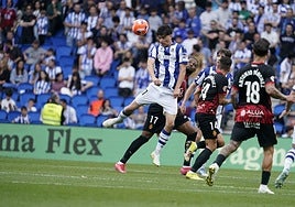 uJon Martín, que mostró su poderío en las jugadas aéreas, despeja ante la presencia de Dani.