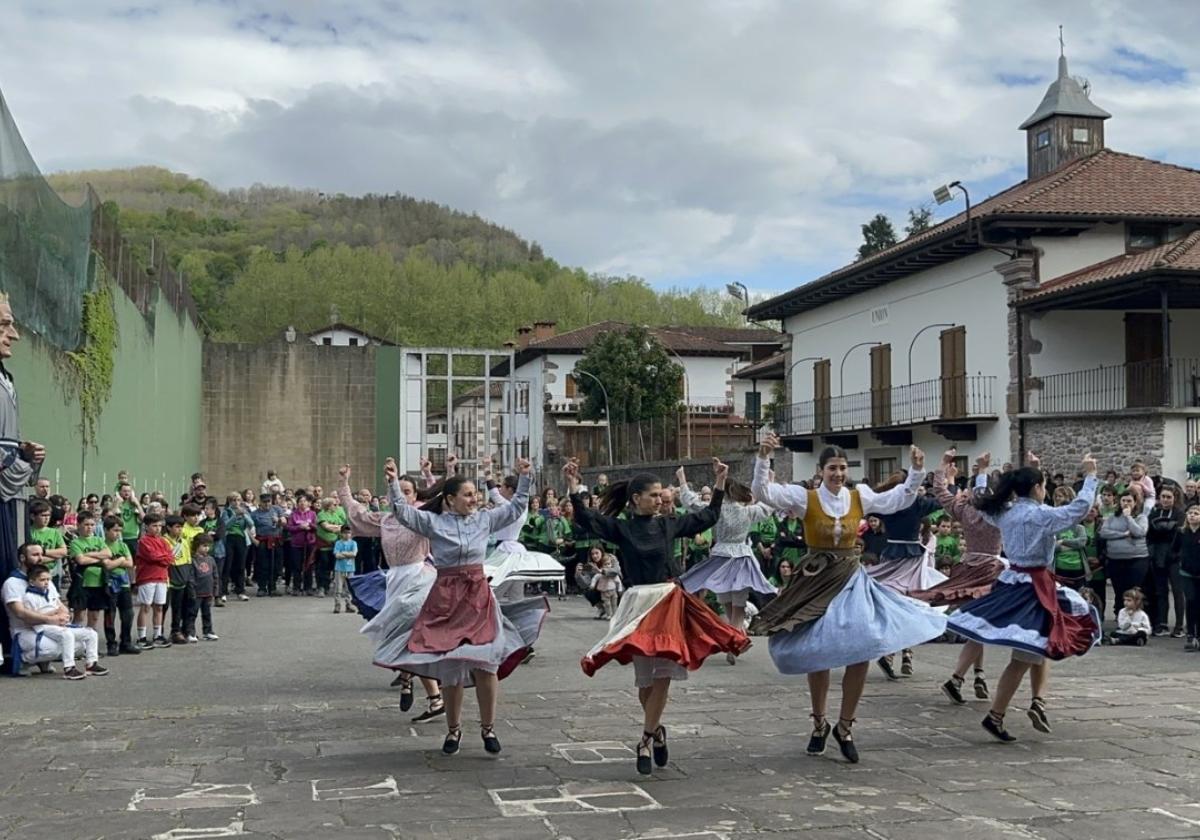 Cientos de personas de todo Malerreka se convierten en una marea verde solidaria