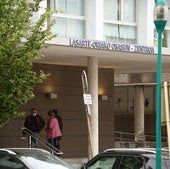 Tres pacientes, a las puertas del centro de salud de Lasarte-Oria.