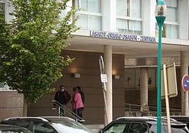 Tres pacientes, a las puertas del centro de salud de Lasarte-Oria.