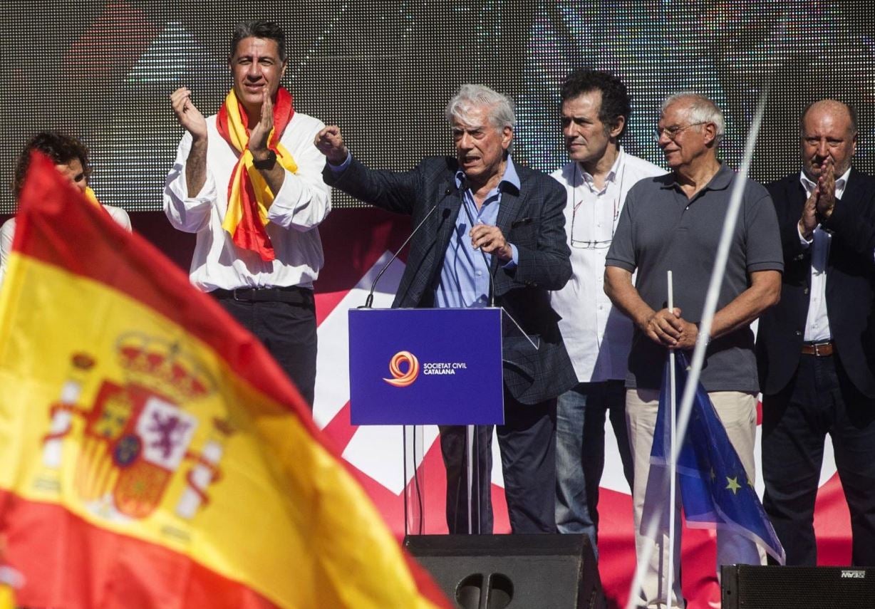 Vargas Llosa, en el centro, en la manifestaqción contra el procés llevada a cabo dos días después del referéndum ilegal de 2017.