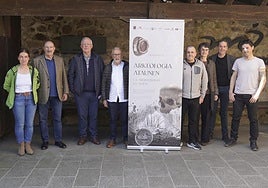 Erakusketa estreinatzeko, antolatzaileak bertan bildu ziren.