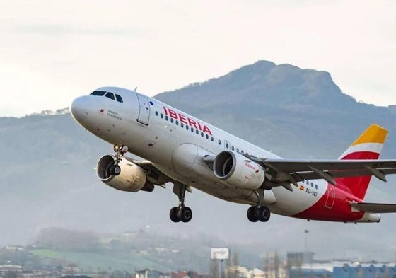 Un avión despega en el aeropuerto de Hondarribia.