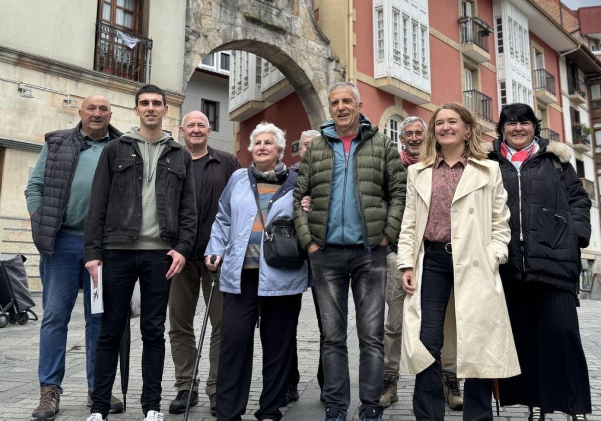 Una placa recupera la memoria histórica navarra «invisibilizada» de Arrasate