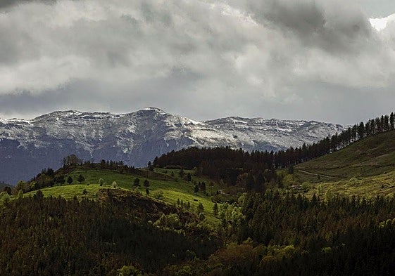 La cima del Aizkorri, nevada esta mañana