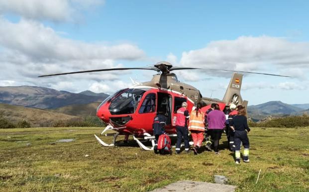 El hombre es trasladado al helicóptero.