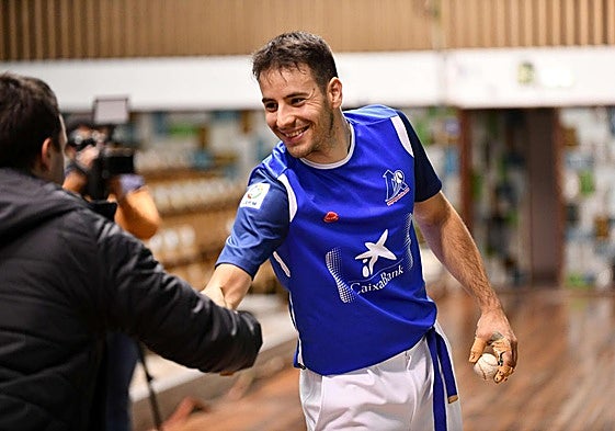 Darío, en una elección de material.