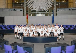 El equipo de fútbol de los diputados alemanes posa en el parlamento de Berlín.